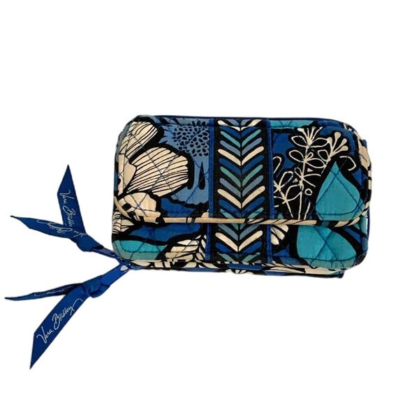 Vera Bradley Blue Bayou Blue White Floral Quilted Zip Around Wallet Crossbody - Picture 1 of 10